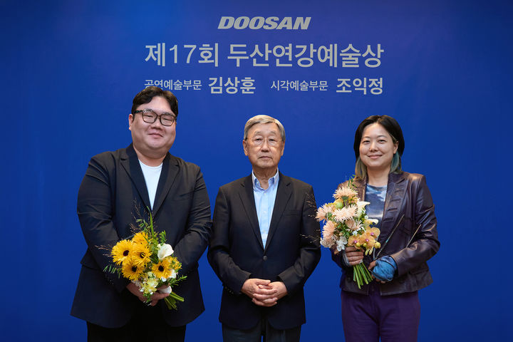 [서울=뉴시스] '제17회 두산연강예술상' 시상식에서 두산연강재단 박용현 이사장(가운데)과 공연예술부문 수상자 김상훈 작∙연출가(왼쪽), 시각예술부문 수상자 조익정 작가(오른쪽)가 기념사진을 촬영하고 있다. (사진=두산연강재단 제공) photo@newsis.com *재판매 및 DB 금지