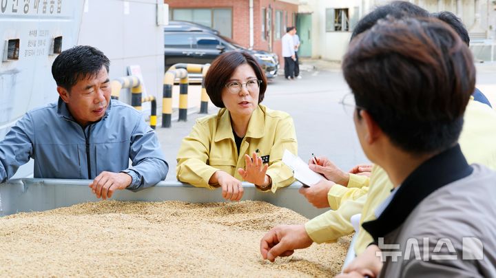 [안성=뉴시스] 김보라 시장이 벼 출하장에서 농업인과 관계자들과 이야기를 나누는 모습 (사진=안성시 제공) 2026.10.13.photo@newsis.com 