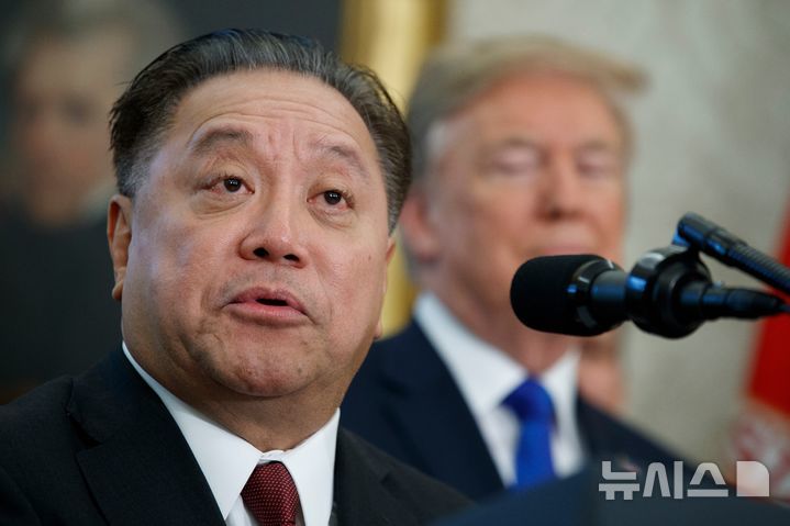 [워싱턴=AP/뉴시스] 혹 탄 브로드컴 최고경영자(CEO)가 인공지능(AI) 투자 열풍을 도박판(카지노)에 빗대며 위험성을 경고한 가운데 13일(현지 시간) SK하이닉스 등 아시아 반도체 기업들의 주가가 일제히 급락했다. 호크 탄 브로드컴 최고경영자(CEO)가 지난 2017년 11월 백악관 한 행사에 참석한 모습. 2026.10.13. *재판매 및 DB 금지