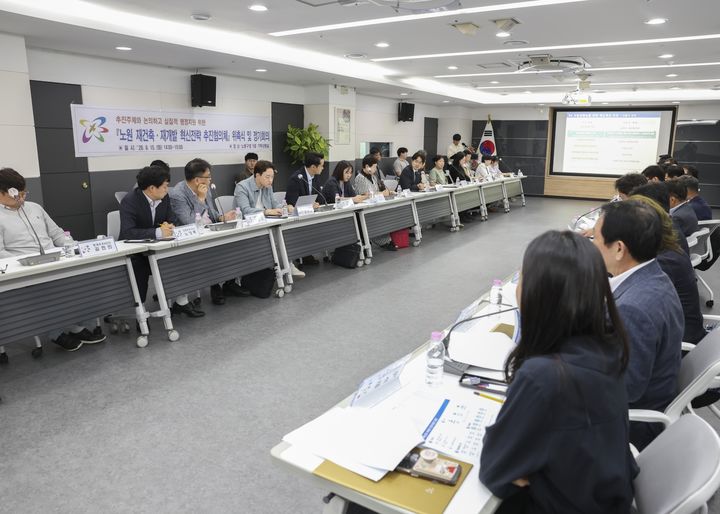 [서울=뉴시스] 26년 9월 구청 기획상황실에서 열린 노원재건축재개발혁신전략 추진협의체 위촉식 및 정기회의 모습. (사진=노원구 제공) 2026.10.13. photo@newsis.com *재판매 및 DB 금지