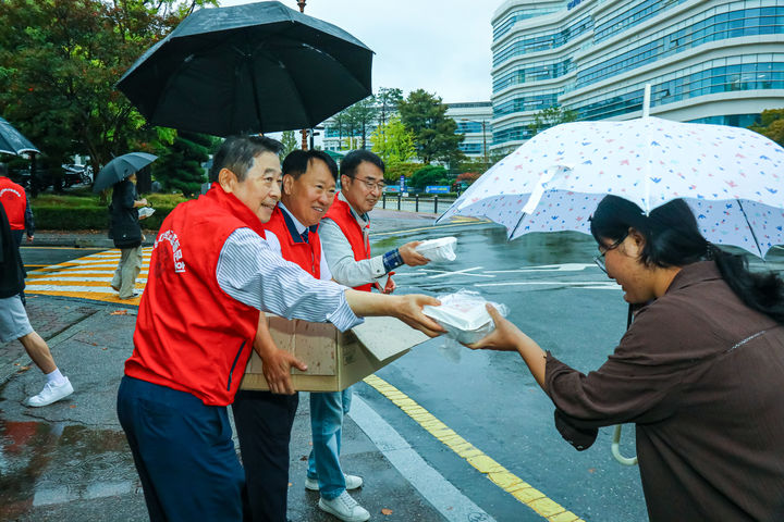 [대전=뉴시스] 도시락을 나눠주는 모습. (사진=한남대 제공) 2026.10.13. photo@newsis.com *재판매 및 DB 금지