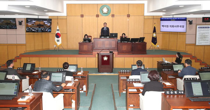 [정읍=뉴시스] 13일 열린 정읍시의회 제317회 임시회 제1차 본회의. 이복형 의장이 회의를 진행하고 있다. (사진=정읍시의회 제공) 2026.10.13. photo@newsis.com&nbsp; *재판매 및 DB 금지