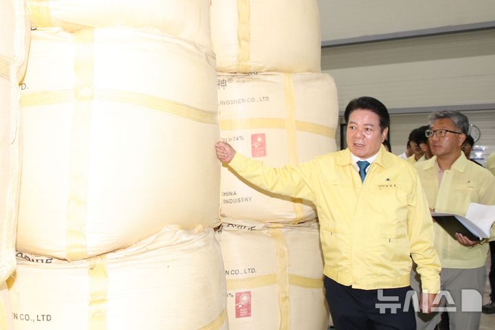 [안양=뉴시스] 최대호 안양시장(왼쪽)을 비롯한 관계 공무원들이 12일 관내 만안구 안양동 제설제 보관창고를 찾아 제설제 비축 현황과 관리 실태를 점검하고 있다.(사진=안양시 제공).