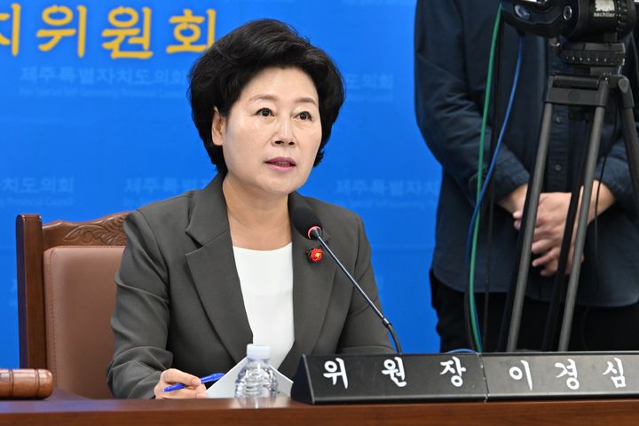 [제주=뉴시스] 이경심 제주도의회 행정자치위원장이 13일 오전 제455회 도의회(임시회) 행정자치위원회 행정사무감사에서 질의하고 있다. (사진=제주도의회 제공) 2026.10.13. photo@newsis.com *재판매 및 DB 금지