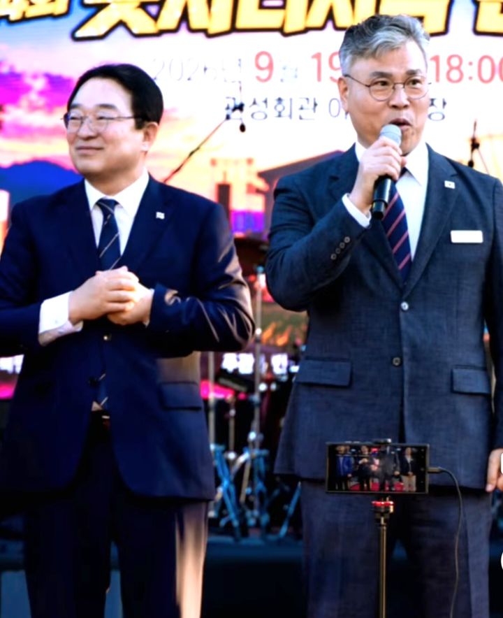 황규철 옥천군수와 안효일(사진 오른쪽) 옥천군의장 *재판매 및 DB 금지