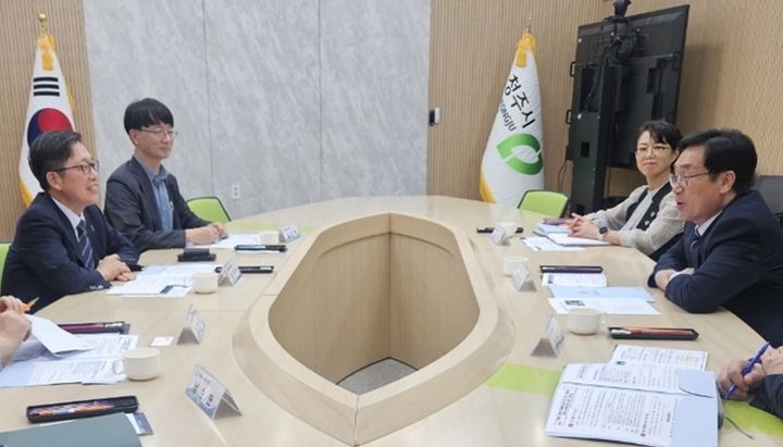 [청주=뉴시스] 이장섭(오른쪽) 충북 청주시장과 유재수 충북대 총장 직무대리가 12일 청주시청 임시청사 직지실에서 통합 무산 등 대학 현안과 관련해 논의하고 있다. (사진=청주시 제공) 2026.10.13. photo@newsis.com *재판매 및 DB 금지