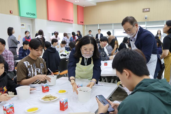 [수원=뉴시스] 송소영 수원출입국·외국인청장이 13일 이주배경 학생에게 짜장면을 나눠주고 있는 모습. (사진=수원출입국·외국인청 제공) 2026.10.13. photo@newsis.com *재판매 및 DB 금지