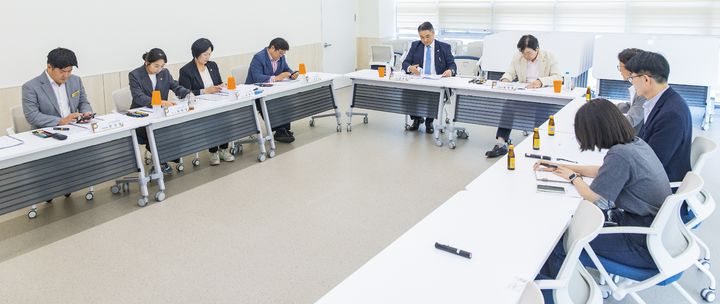 [화성=뉴시스] 경기 화성시의회 도시건설위원회 위원들이 12일 화성시 교통정책과 등 주요부서로부터 임시회 안건을 보고받고 있다. (사진=화성시의회 제공) 2026.10.13. photo@newsis.com *재판매 및 DB 금지