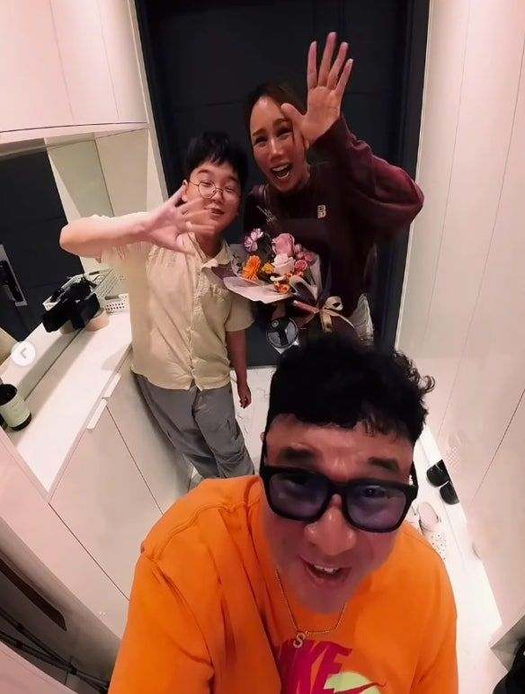 [서울=뉴시스] 그룹 콜라 출신 김송이 남편인 클론 출신 강원래에게 결혼기념일 선물을 받은 근황을 공개했다. (사진=인스타그램) 2026.10.13. photo@newsis.com *재판매 및 DB 금지