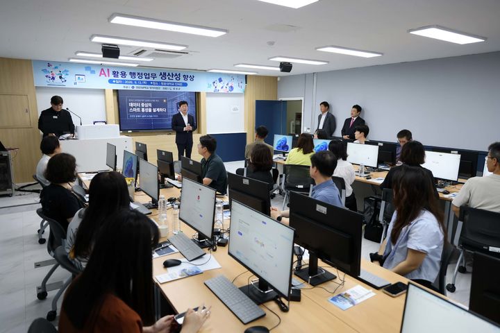 [홍성=뉴시스] 청운대 앵커사업단, 홍성군 공직자 및 지역민 대상 AI·디지털 교육 진행 모습. *재판매 및 DB 금지