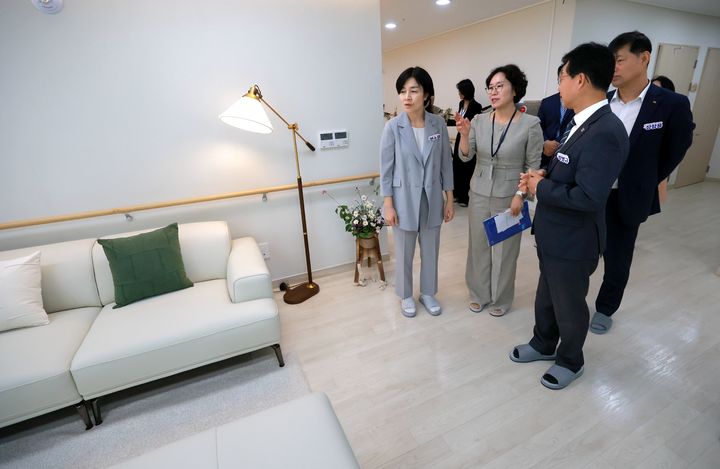[세종=뉴시스]현수엽 보건복지부 제1차관이 13일 오후 전남광주 광산구에 소재한 '중간집-선운' 개소식에 참석했다. '선운'은 전국 최초로 주민 동의로 어린이집을 어르신 대상 돌봄서비스를 제공하는 중간집으로 구축한 사례다. (사진=보건복지부 제공) 2026.10.13. photo@newsis.com *재판매 및 DB 금지
