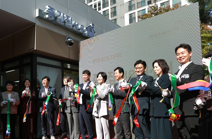 [세종=뉴시스]현수엽 보건복지부 제1차관이 13일 오후 전남광주 광산구에 소재한 '중간집-선운' 개소식에 참석했다. '선운'은 전국 최초로 주민 동의로 어린이집을 어르신 대상 돌봄서비스를 제공하는 중간집으로 구축한 사례다. (사진=보건복지부 제공) 2026.10.13. photo@newsis.com *재판매 및 DB 금지