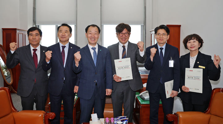 [산청=뉴시스] 유명현 군수 유의동 국토교통위원회 위원장 김태병 국토교통부 철도국장 (사진=산청군 제공) 2026. 10. 13. photo@newsis.com *재판매 및 DB 금지