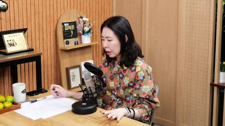 [서울=뉴시스] 범죄심리학자 홍유준 교수가 2024년 서울 강서구 이웃 여성 살인사건을 두고 상대방의 행동에 악의적 의도를 부여한 왜곡된 해석이 범행의 결정적 동기라고 분석했다. (사진=유튜브 채널 '김복준의 사건속으로' 화면 캡쳐) 2026.10.13. 