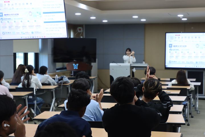 [원주=뉴시스] 한라대학교 외국인 유학생들이 보건교육에서 올바른 손 씻기 방법을 따라 하고 있다. (사진=한라대학교 제공) 2026.10.13. photo@newsis.com *재판매 및 DB 금지