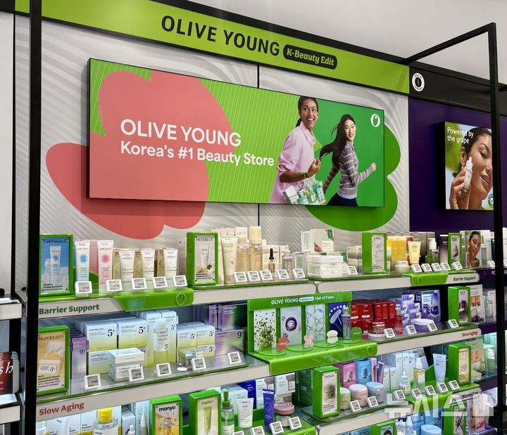 [방콕=뉴시스] 권민지 기자 =올리브영이 세포라와 파트너십을 맺고 태국 13개 세포라 매장과 온라인몰에 '올리브영 K뷰티에딧(OLIVE YOUNG K-Beauty Edit)' 입점했다. 2026.10.14. ming@newsis.com