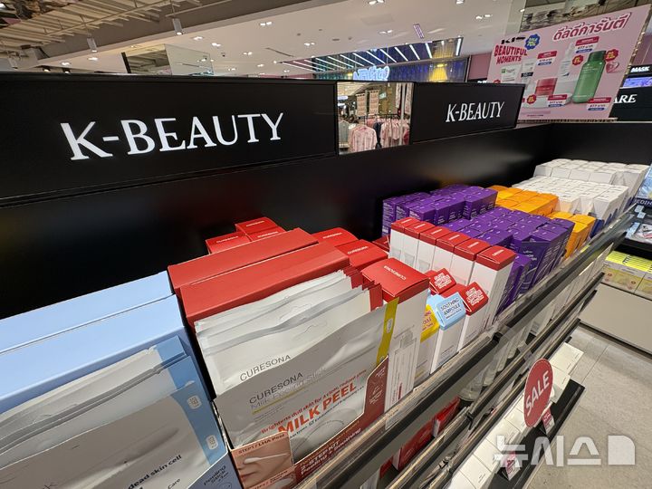 [방콕=뉴시스] 권민지 기자 =태국 방콕의 화장품 매장에 'K-뷰티(K-BEAUTY)'라고 적힌 전용 매대가 마련돼 있다. 매대에는 다양한 한국 스킨케어 제품이 진열돼 있다. 2026.10.14. ming@newsis.com
