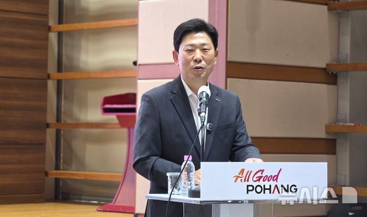 [포항=뉴시스] 송종욱 기자 = 13일 포항시청 대회의실에서 민선 9기 취임 100일 기자회견을 하는 박용선 포항시장. 2026.10.13. sjw@newsis.com 