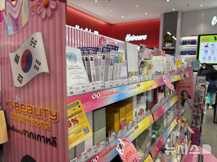 [방콕=뉴시스] 권민지 기자 =태국 방콕의 한 화장품 매장에 태극기와 'K-Beauty Must Haves' 문구가 표시된 전용 매대가 마련돼 있다. 매대에는 다양한 제품이 진열돼 있다. 2026.10.14. ming@newsis.com