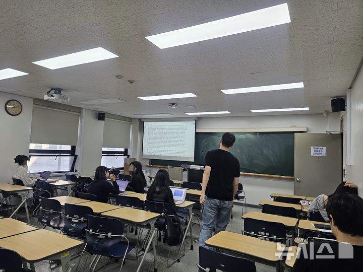 [서울=뉴시스] 이수진·정승혜 인턴기자= 12일 오후 연세대학교 문과대학 형이상학 수업강의실에서 철학과 학생들이 수업 원전을 읽고 있다.2026.10.12.