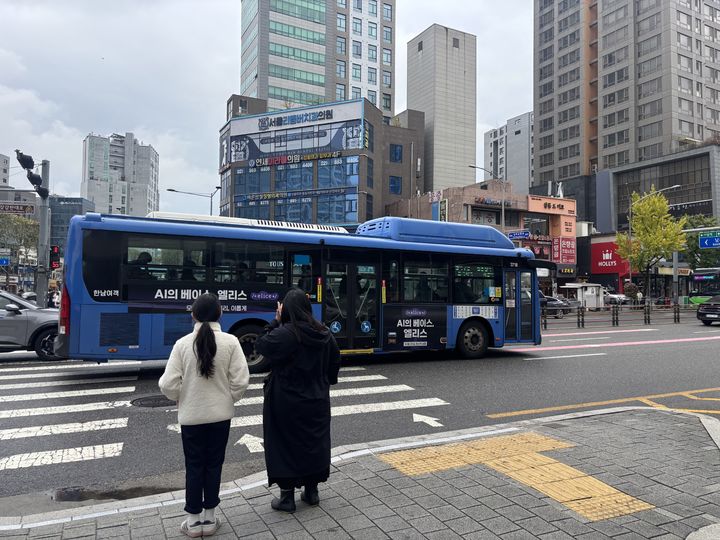 [서울=뉴시스] 이은서 인턴기자 = 13일 오후 비가 내린 뒤 다소 쌀쌀해진 날씨에 시민들이 두터운 외투를 입고 외출하고 있다. 2026.10.13. photo@newsis.com *재판매 및 DB 금지
