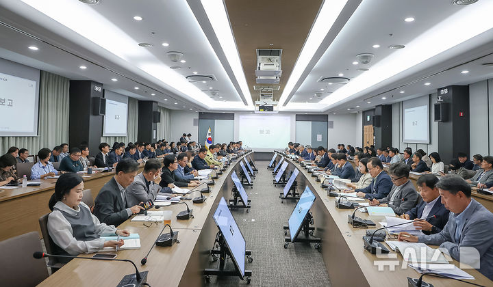 [시흥=뉴시스] 지난 12일 경기 시흥시청 글로벌센터에서 열린 '내년 정책 추진 방향 및 핵심과제 보고회'에서 참석자들이 회의를 진행하고 있다. (사진=시흥시 제공) 2026.10.13. photo@newsis.com 
