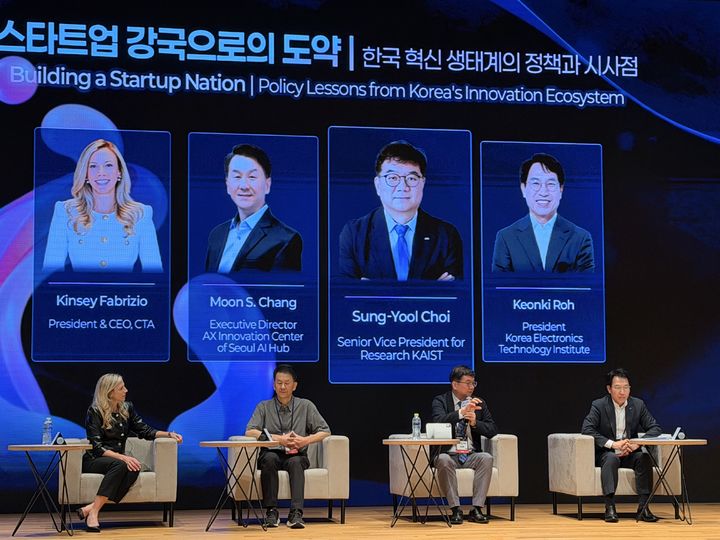 [서울=뉴시스]박나리 기자 = 13일 서울 강남구 코엑스에서 개막한 국내 최대 전자산업 전시회 '한국전자전(KES 2026)'의 키노트 오프닝 현장. 2026.10.13. parknr@newsis.com *재판매 및 DB 금지
