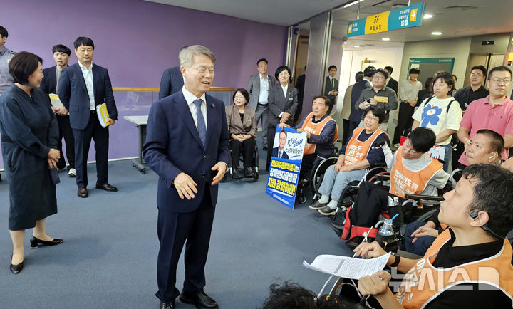 [무안=뉴시스] 맹대환 기자 = 민형배 전남광주통합특별시장이 13일 오후 전남광주특별시의회 본회의장을 나서다가 전남광주장애인차별철폐연대 회원들을 만나 대화하고 있다. 2026.10.13. mdhnews@newsis.com