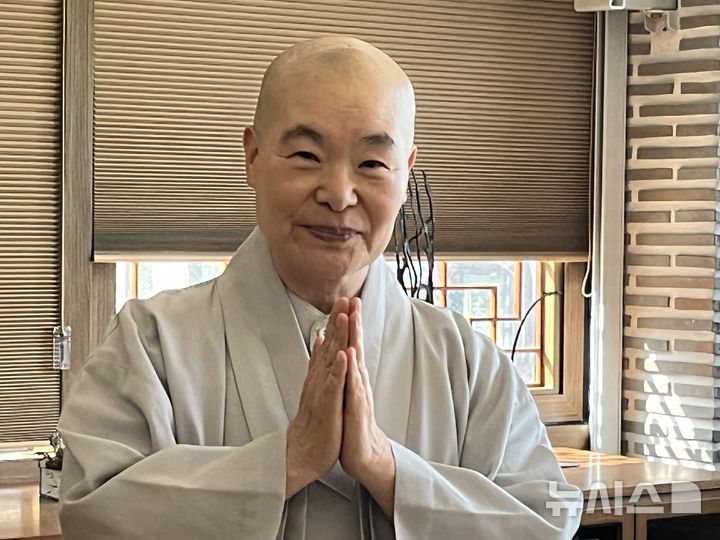 [서울=뉴시스] 13일 서울 종로구 조계사에서 열린 기자간담회에서 책 '붓다의 오리지널 명상법'을 소개하는 일중스님 2026.10.13. suejeeq@newsis.com