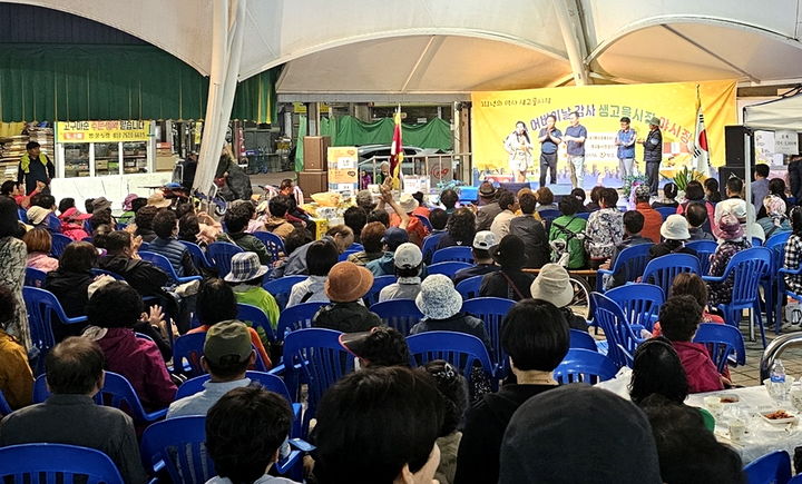 [정읍=뉴시스] 지난해 '어버이날'을 기념해 열렸던 샘고을시장 야시장 풍경. *재판매 및 DB 금지