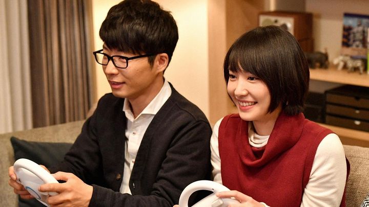 [서울=뉴시스] 호시노 겐, 아라가키 유이. '도망치는 건 부끄럽지만 도움이 된다' 중. (사진 = 왓챠 제공) 2026.10.13. photo@newsis.com *재판매 및 DB 금지