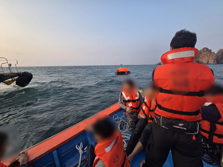 [신안=뉴시스] 박기웅 기자 = 13일 오후 전남광주 신안군 홍도 북쪽 해상에서 해경이 좌초된 어선의 승선원들을 구조하고 있다. (사진 = 목포해경 제공) 2026.10.13. photo@newsis.com *재판매 및 DB 금지