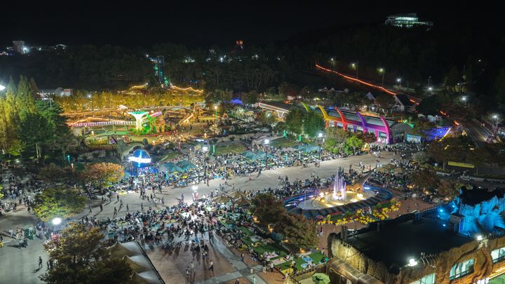 [고성(경남)=뉴시스] 신장찰 기자= 고성문화관광재단은 개천절 연휴와 한글날 연휴 6일간 '2026경남고성공룡세계엑스포' 행사장을 찾은 유료관람객은 모두 8만 7000여 명으로, 하루 평균 1만 5000여 명이 찾은 것으로 집계됐다고 13일 밝혔다.사진은 고성군 당항포관광지에 마련된 경남고성공룡세계엑스포 행사장 야간 '공룡 퍼레이드' 모습.(사진=고성문화관광재단 제공).2026.10.13. photo@newsis.com *재판매 및 DB 금지