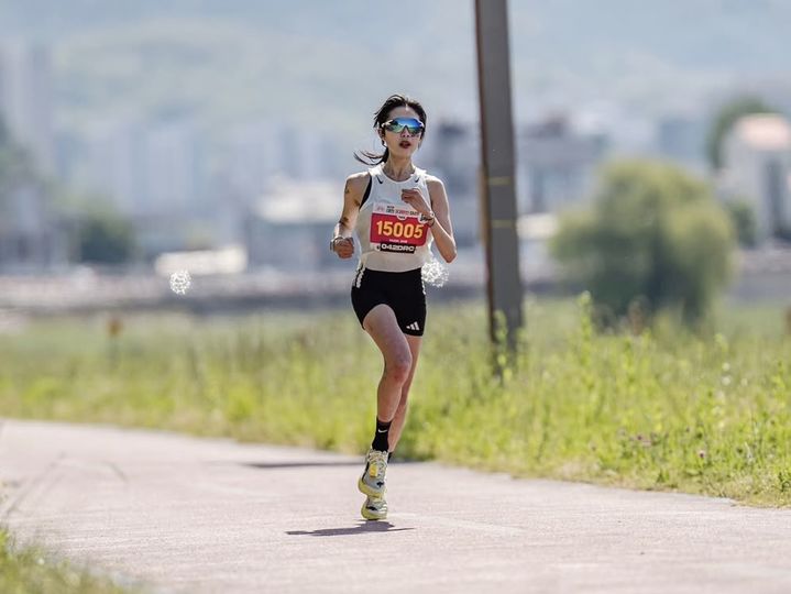 [서울=뉴시스] 서울레이스 하프코스에 참가했다가 결승선을 약 500m 앞두고 숨진 러닝 인플루언서 유지원 씨를 향한 추모가 이어지고 있다. (사진출처=고 유지원씨 인스타그램 캡처) *재판매 및 DB 금지