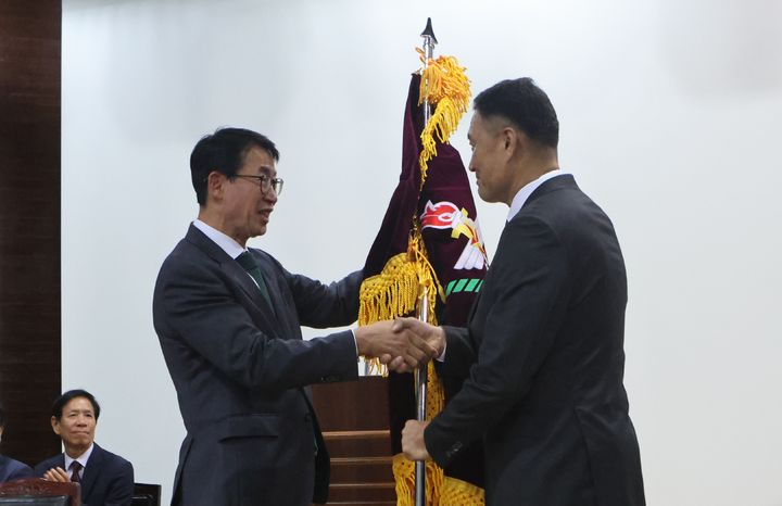 [문경=뉴시스] 13일 국군체육부대에서 열린 '제24대 국군체육부대장 취임식'에서 김관호(오른쪽) 신임 부대장이 김성준 국방부 인사복지실장으로부터 부대기를 전달받고 있다. (사진=국군체육부대 제공) 2026.10.13. photo@newsis.com *재판매 및 DB 금지