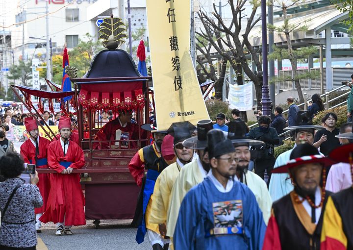 [문경=뉴시스] 문경시 점촌역 일원에서 '제28회 경상감사 교인식 및 도임행차' 재현 행사가 열리고 있다. (사진=문경시 제공) 2026.10.13. photo@newsis.com *재판매 및 DB 금지
