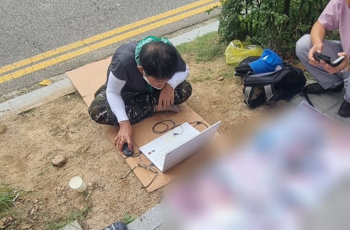 [인천=뉴시스] 함상환 기자 = 인천 구월동 대형마트 흉기난동 피의자 A(59)씨가 지난 9월 바닥에 앉아 1인 시위를 하고 있는 모습. *재판매 및 DB 금지