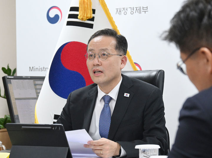 이형일 경제부총리 겸 재정경제부 장관이 13일 정부서울청사에서 스콧 베선트 미국 재무장관과 화상면담하고 있다.(사진 : 재경부 제공) 2026.10.13. *재판매 및 DB 금지