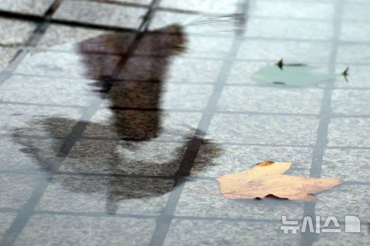 [서울=뉴시스] 고승민 기자 = 서울지역에 비가 내린 13일 서울 광화문광장 사거리에서 출근하는 직장인들이 발걸음을 재촉하고 있다. 2026.10.13. kkssmm99@newsis.com
