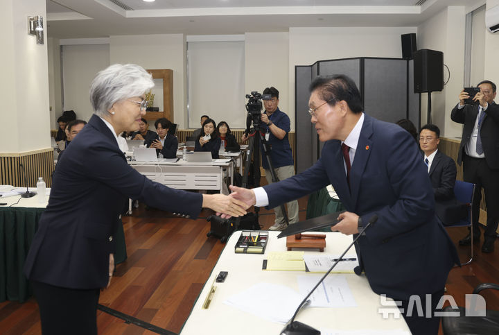 송석준 위원장과 악수하는 강경화 주미대사