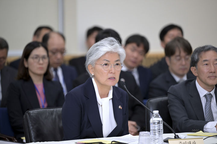 [워싱턴=뉴시스] 이윤희 특파원 = 강경화 주미대사가 12일(현지 시간) 미국 워싱턴DC 주미대사관에서 열린 국회 외교통일위원회 국정감사에서 답변하고 있다. (사진=주미대사관 제공) 2026.10.13. *재판매 및 DB 금지