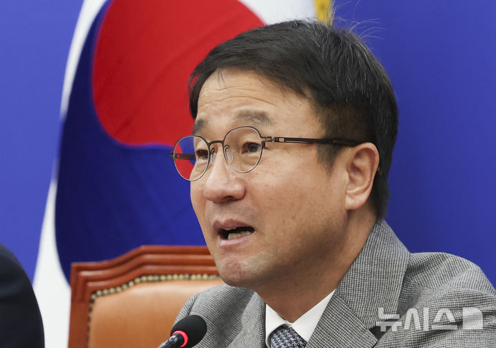 [서울=뉴시스] 김근수 기자 = 한병도 더불어민주당 원내대표가 13일 오전 서울 여의도 국회에서 열린 국정감사 대책회의에서 발언하고 있다. 2026.10.13. ks@newsis.com