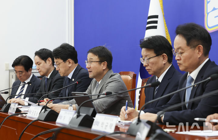 [서울=뉴시스] 김근수 기자 = 한병도 더불어민주당 원내대표가 13일 오전 서울 여의도 국회에서 열린 국정감사 대책회의에서 발언하고 있다. 2026.10.13. ks@newsis.com