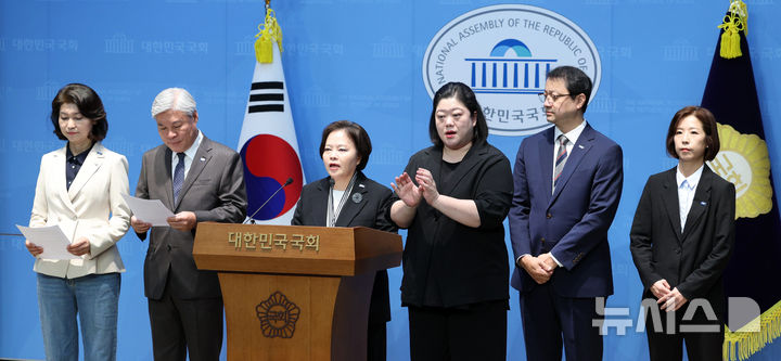 [서울=뉴시스] 고범준 기자 = 정춘생 조국혁신당 의원이 13일 서울 여의도 국회 소통관에서 조희대 대법원장을 특경법위반(횡령), 허위공문서작성 등 고발 관련 기자회견을 하고 있다. 2026.10.13. bjko@newsis.com
