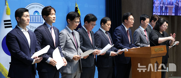 [서울=뉴시스] 고범준 기자 = 서일준 정무위원회 국민의힘 간사 등 위원들이 13일 서울 여의도 국회 소통관에서 정무위원회 국정감사 현안 관련 기자회견을 하고 있다. 2026.10.13. bjko@newsis.com