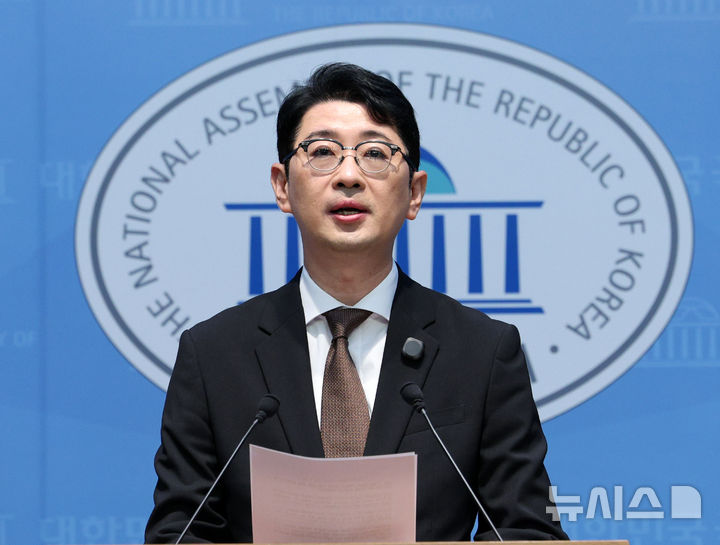 [서울=뉴시스] 고범준 기자 = 주진우 국민의힘 의원이 13일 서울 여의도 국회 소통관에서 이재명 대통령 황제골프 특검법 대표발의 관련 기자회견을 하고 있다. 2026.10.13. bjko@newsis.com
