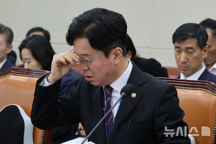 [서울=뉴시스] 최진석 기자 = 김영훈 고용노동부 장관이 13일 여의도 국회에서 열린 기후에너지환경노동위원회의 고용노동부 국정감사에 출석해 자료를 살펴보고 있다. 2026.10.13. myjs@newsis.com