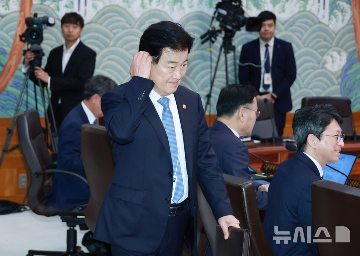 [서울=뉴시스] 김진아 기자 = 정동영 통일부 장관이 13일 청와대에서 열린 국무회의에 참석하고 있다. (청와대통신사진기자단) 2026.10.13. bluesoda@newsis.com