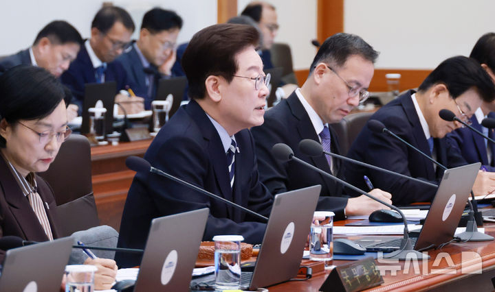 [서울=뉴시스] 김진아 기자 = 이재명 대통령이 지난 13일 청와대에서 열린 국무회의에서 발언하고 있다. (청와대통신사진기자단) 2026.10.13. bluesoda@newsis.com
