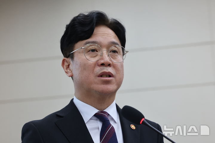 [서울=뉴시스] 최진석 기자 = 김영훈 고용노동부 장관이 13일 여의도 국회에서 열린 기후에너지환경노동위원회의 고용노동부 국정감사에 출석해 인사말을 하고 있다. 2026.10.13. myjs@newsis.com